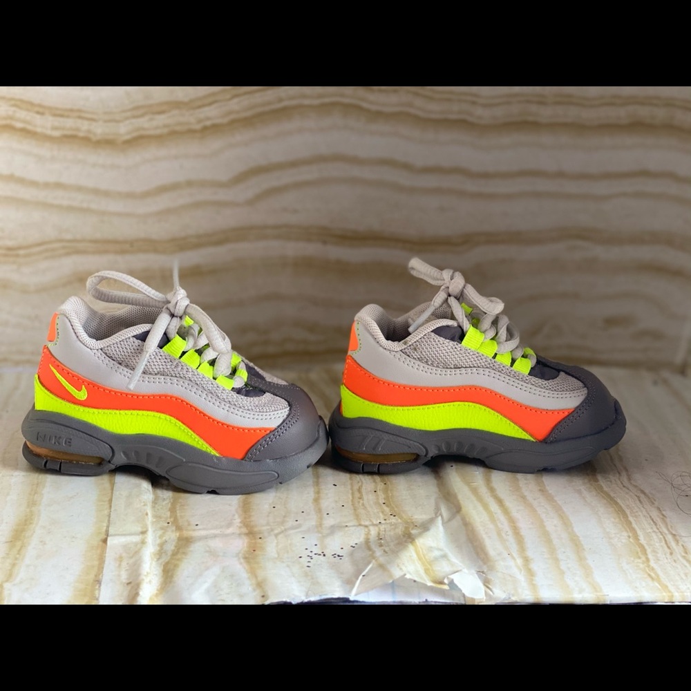 Nike - Picture 4 of 4